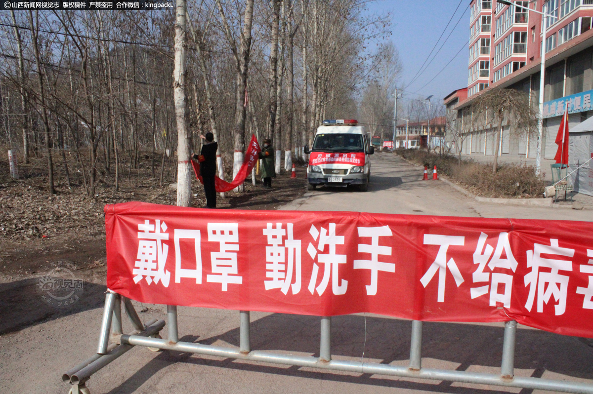      府城派出所民警，深入辖区桃曲村，张贴防疫宣传条幅，加大疫情防治宣传力度，科学宣传疫情防护知识，疏导群众恐慌心理，引导群众科学防治、不信谣不传谣，以强烈的政治责任感和担当意识打赢这场疫情防控阻击战，确保辖区群众的生命安全和身体健康。