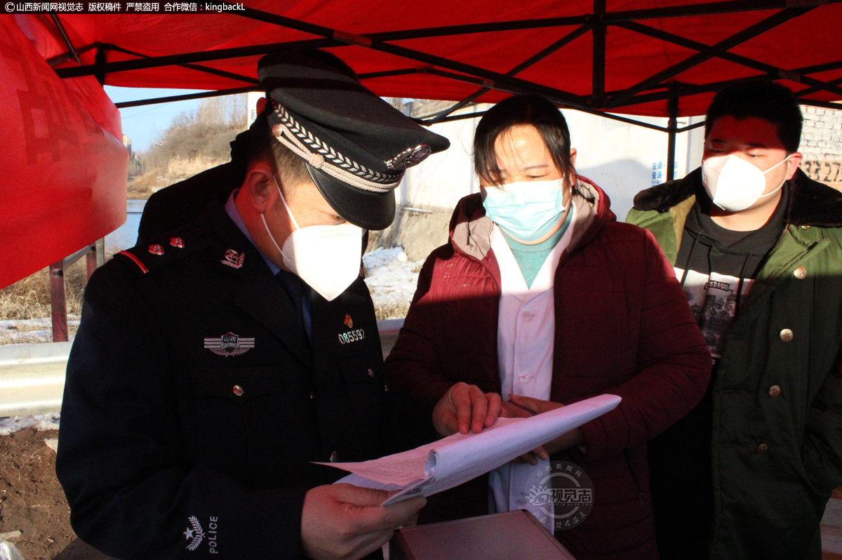     疫情防控检查站，24小时轮流值守。建立人员、车辆出入登记台账，坚持由工作人员对出入人员进行登记，测量体温，避免交叉感染。图为民警对检查站人员出入台账进行检查。