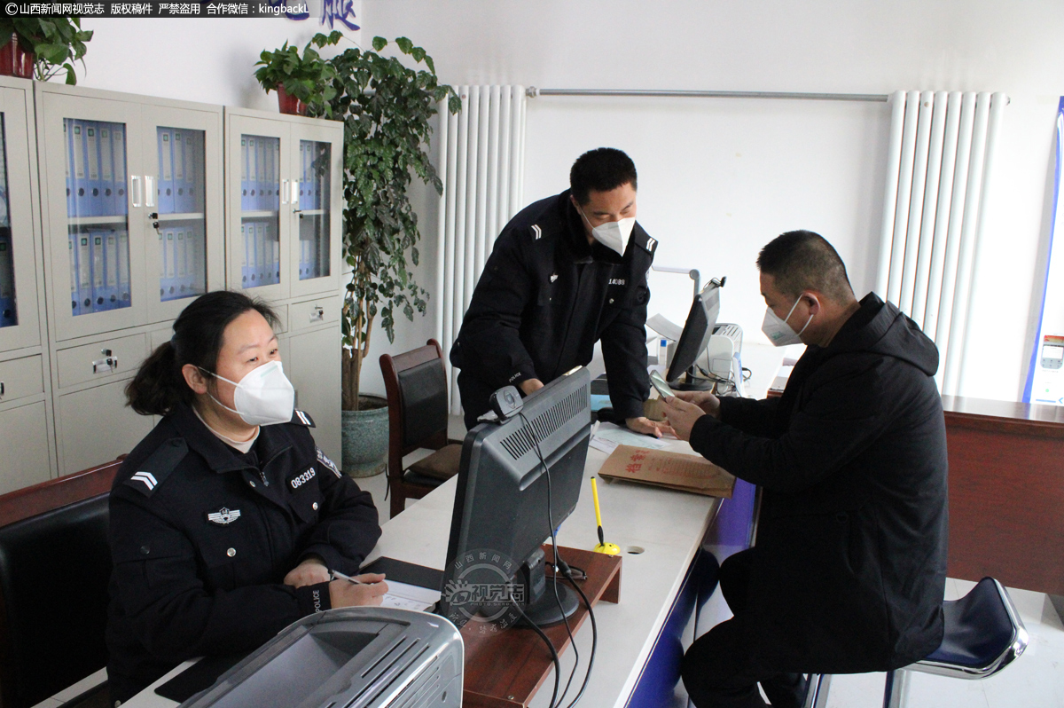      为加强疫情防控工作，减少人员流动，避免群众在窗口办理业务过程中聚集导致的传染风险，确保人民群众身体健康和生命安全。府城派出所开通预约办理业务服务。图为户籍民警正在为预约办理业务人员办理相关业务。