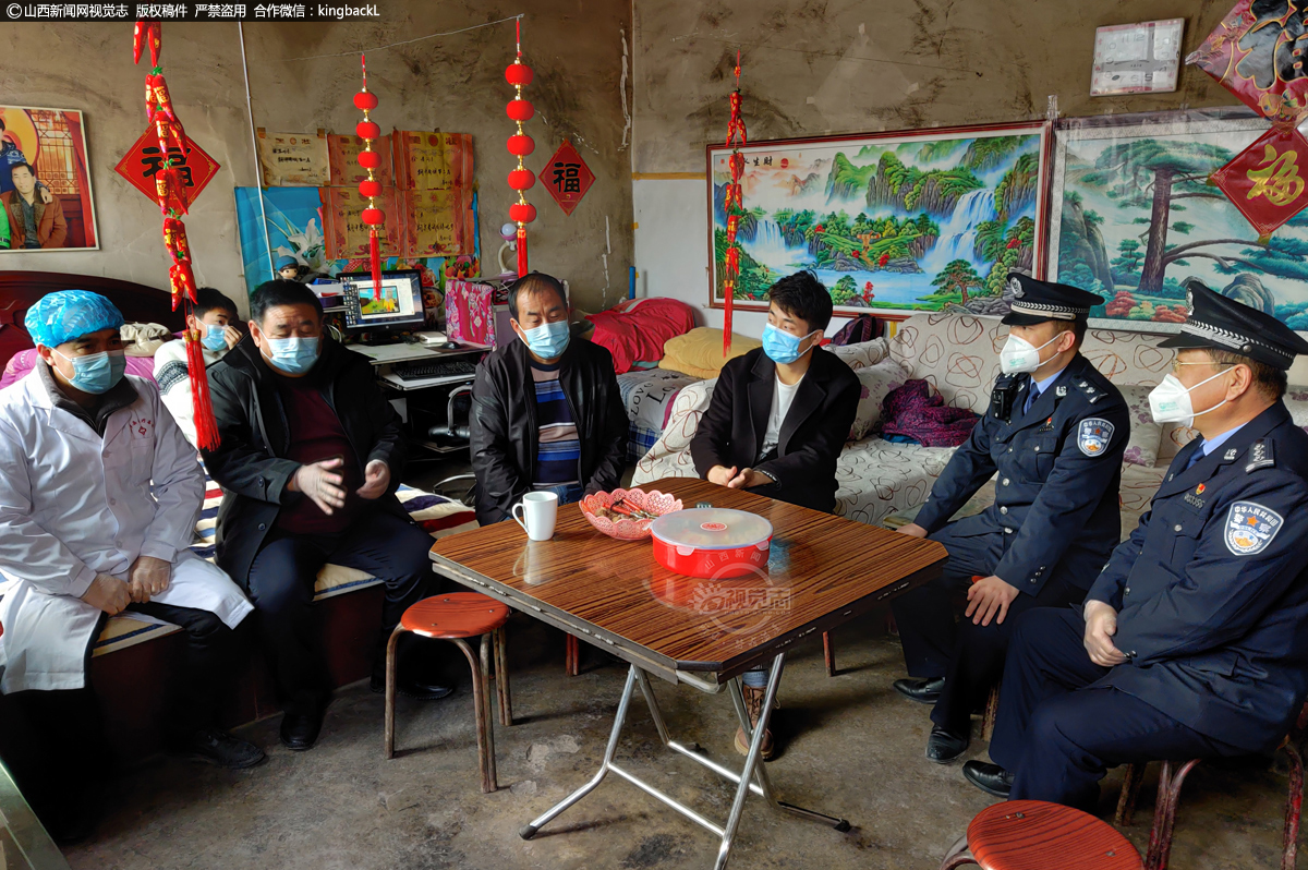      疫情面前，人民警察是奋斗在一线的战士，他们和广大医护工作者一样都是最美的“逆行者”！做着平凡的小事，展现不平凡的担当，为这座城市守护安宁，为无数家庭送去温暖，为人民群众护佑平安！“疫情就是命令，防控就是责任。疫情在前，我们在前，疫情不退，我们不退。”