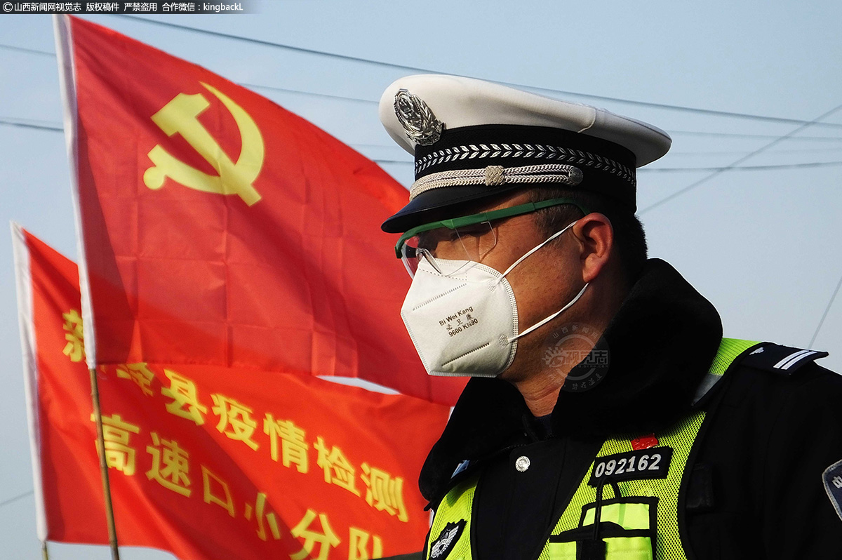      在山西晋南运城市新绛县高速公路出入口等三处疫情监测检测点，临时党支部书记毛建忠在换岗前带领党员宣誓，连日来，风吹日晒，他带领同志们严守在“疫”线，脸上被口罩和护目镜勒出了深深的印记。