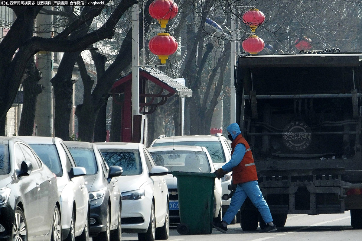      2月11日，在绛州站北路垃圾收集点，一名环卫工人正在运送垃圾，当居民们宅在家中不出门不聚会，他们始终坚守在一线，保证居民正常生活。
