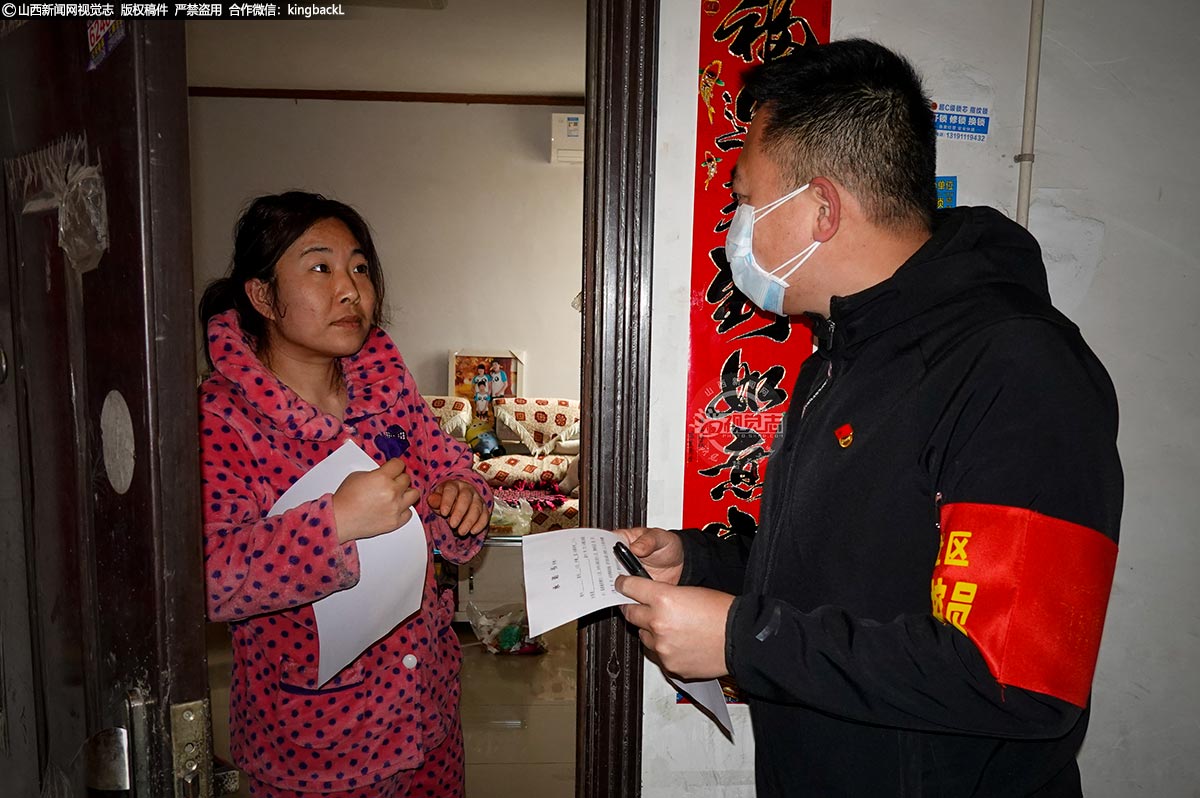      胡波认为，作为一名机关干部，更应该用实际行动做好示范，在国家危难之时，必须挺身而出。所以他不甘落后，率先报名参加了志愿服务，他说：“妻子能在一线无私奉献，我也要跟上她的步伐。”