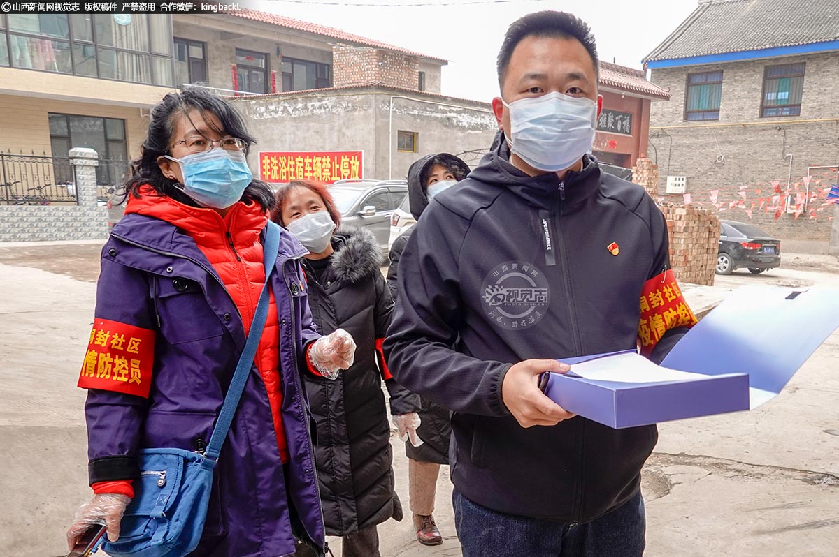      胡波今年35岁，是翼城县人社局的一名机关干部。疫情发生以后，翼城县县直机关抽调突击队临时支部工作人员充实社区疫情防控力量。