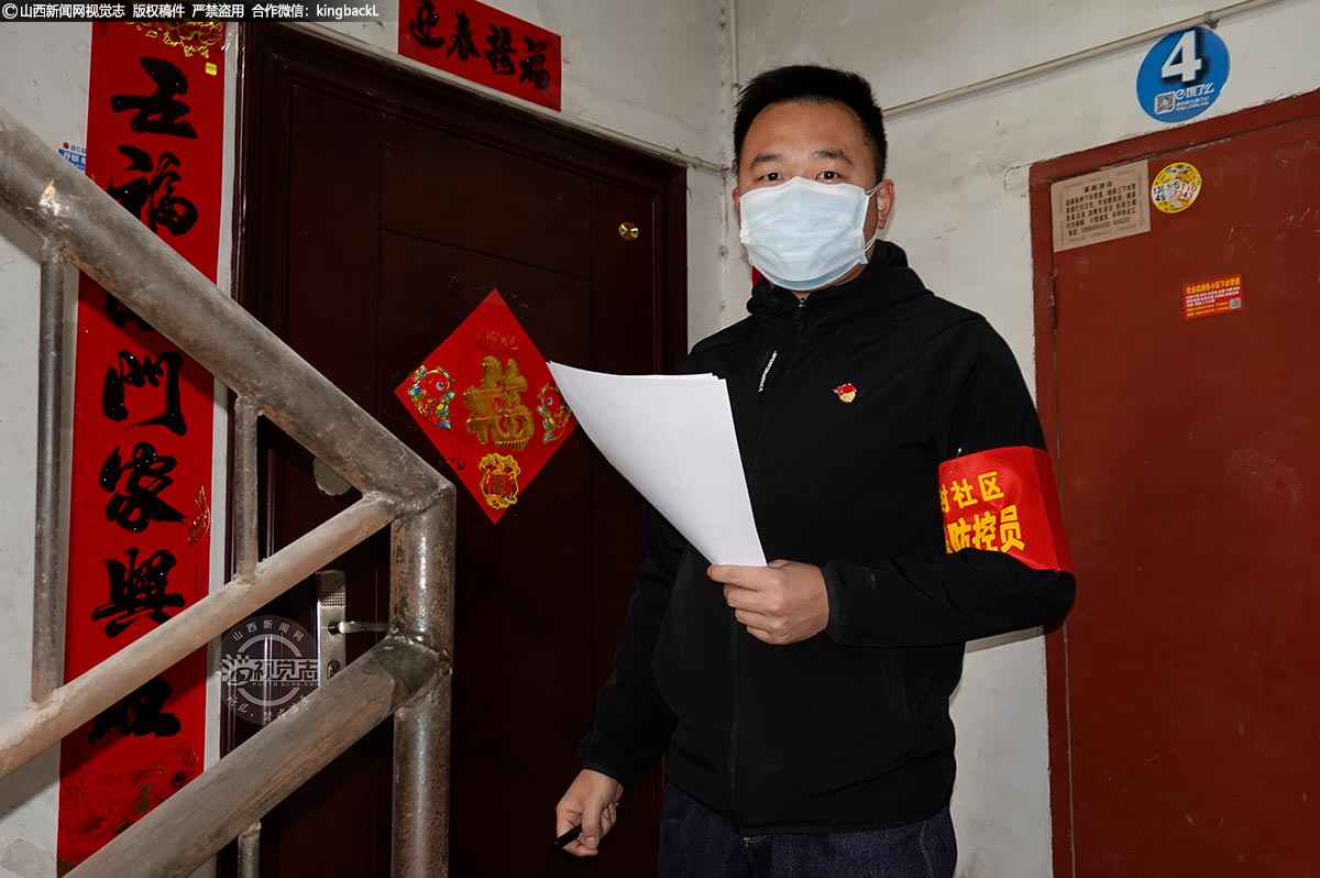      面对突如其来的新型冠状病毒肺炎疫情，翼城县各方人员积极投身于疫情防控第一线，更有“夫妻档”齐上阵，并肩作战，用实际行动对照初心，用担当书写使命。疫情期间，胡波和石玉妙夫妻二人一直都在抗疫一线忙碌着。他们夫妻二人舍小家为大家，在不同的工作岗位上冲锋在前，共同携手抗疫情。（■本期摄影：郑珍）