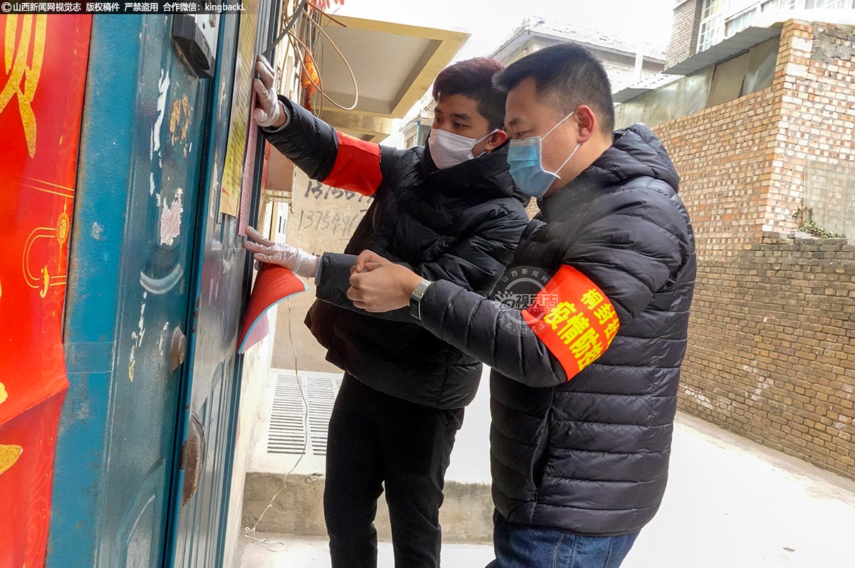      胡波坚守所在小区门口排查往来人员、张贴宣传海报、向小区宣传居民防控措施。他从一位机关干部变身为“守门员”，用实际行动践行着一位共产党员的责任和担当。