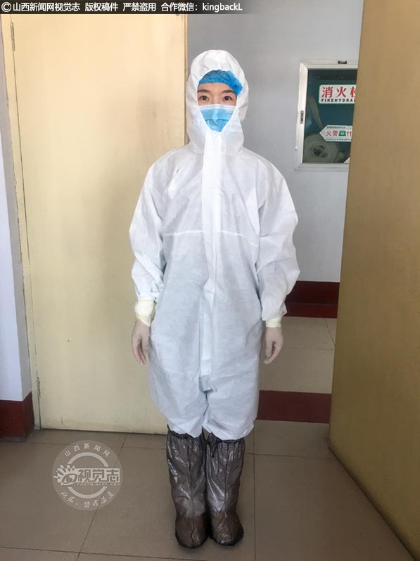      石玉妙，今年36岁，是翼城县疾控中心检验科的一名工作人员。新冠肺炎疫情的到来，让她变身为一名样本“运输员”，也成为标本运输组的唯一女性，承担着样本信息采集和样本运送工作。样本运输要和病人的鼻咽拭子和血液样本接触，属于高风险岗位。