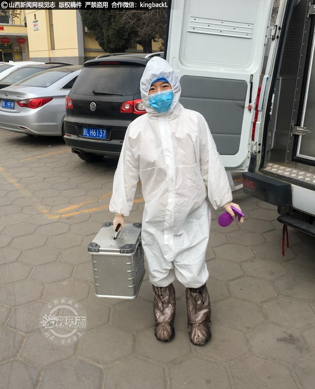      每次出发前，石玉妙和同事们都要检查个人防护装备、生物安全运输箱、消毒用品、采样信息表等是否齐全。到达指定地点，首先要填好信息、做好标记、穿好防护服，拿上运输箱对采好的样品密封、包装、消毒、脱防护服，石玉妙和同事们每次采样都要遵守这样的工作流程。