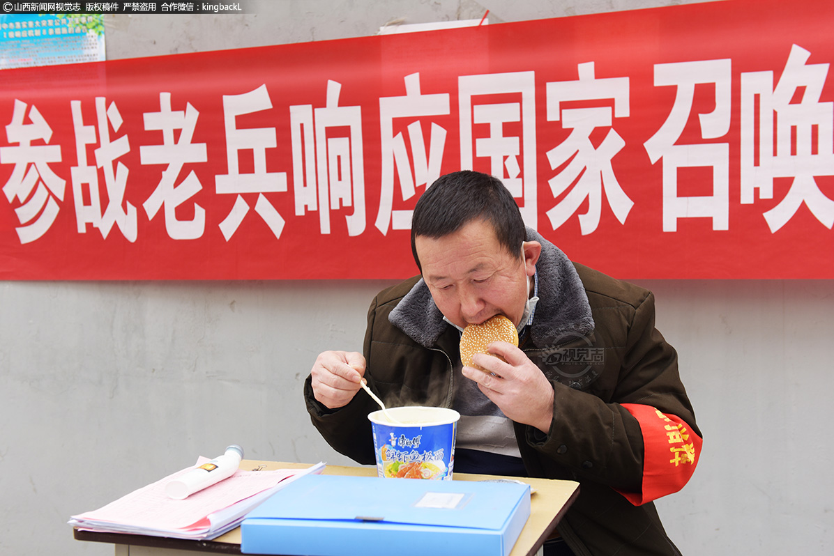      疫情发生后晋祁公司参战老兵们第一时间向党组织提出申请，到防控一线，担负起全县65个无人管理小区的防控任务，主要负责消毒、防控、宣传等工作，图为56岁的参战老兵白耀成在小区门口值守，吃着方便面的他说：“孩子要给我送饭，知道我胃不太好，但是现在这情况，各小区都封控的比较紧，出入不方便不说，还不安全，给社会增加隐患和麻烦，再说送来也凉了。”