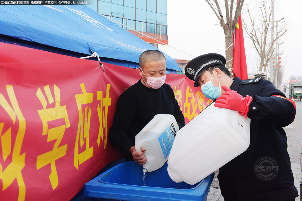      退役军人范胜，在防控值班之余，为解决各防控点消毒液配制用水运输难题，用自己的私家车为各防控点送水20余吨。在这场没有硝烟的战斗里，他们不畏风险，不要报酬，为抗击疫情注入了正能量。