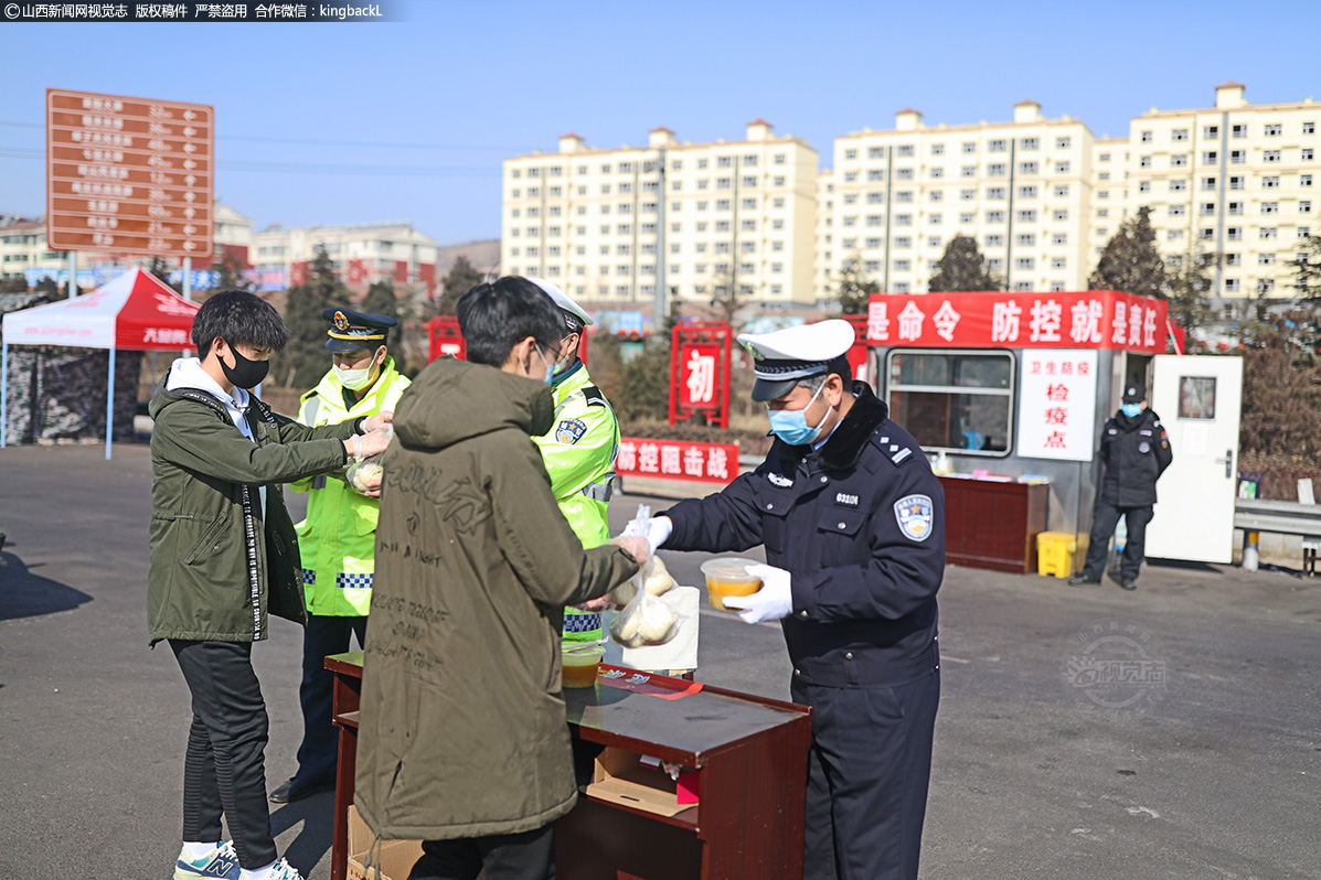      “今天的菜是米饭、土豆炖肘子、炝拌小白菜。”赵晨说，他们做的是中餐，每天做30份左右，有时候主食加肉、素菜各一份，有时候炒面或者包子加小菜等等，每天荤素搭配营养均衡，从2月2日开始免费配送，到现在已经连续送了17天。后期根据疫情防控情况再调整。