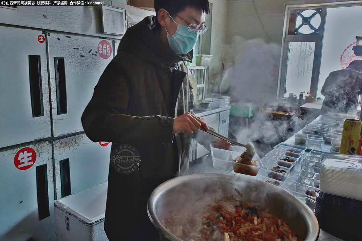      “手脚快点，不要把汤洒出来了，一定要在上午12时准时送到。”赵雨垚从小娇生惯养，干不了下厨打理的活儿，但他在这段期间仿佛长大了，每天从家里到饭店2到3公里的路程，他主动担起分餐包餐送餐的工作。佩戴口罩、手套，安全防护认真对待。