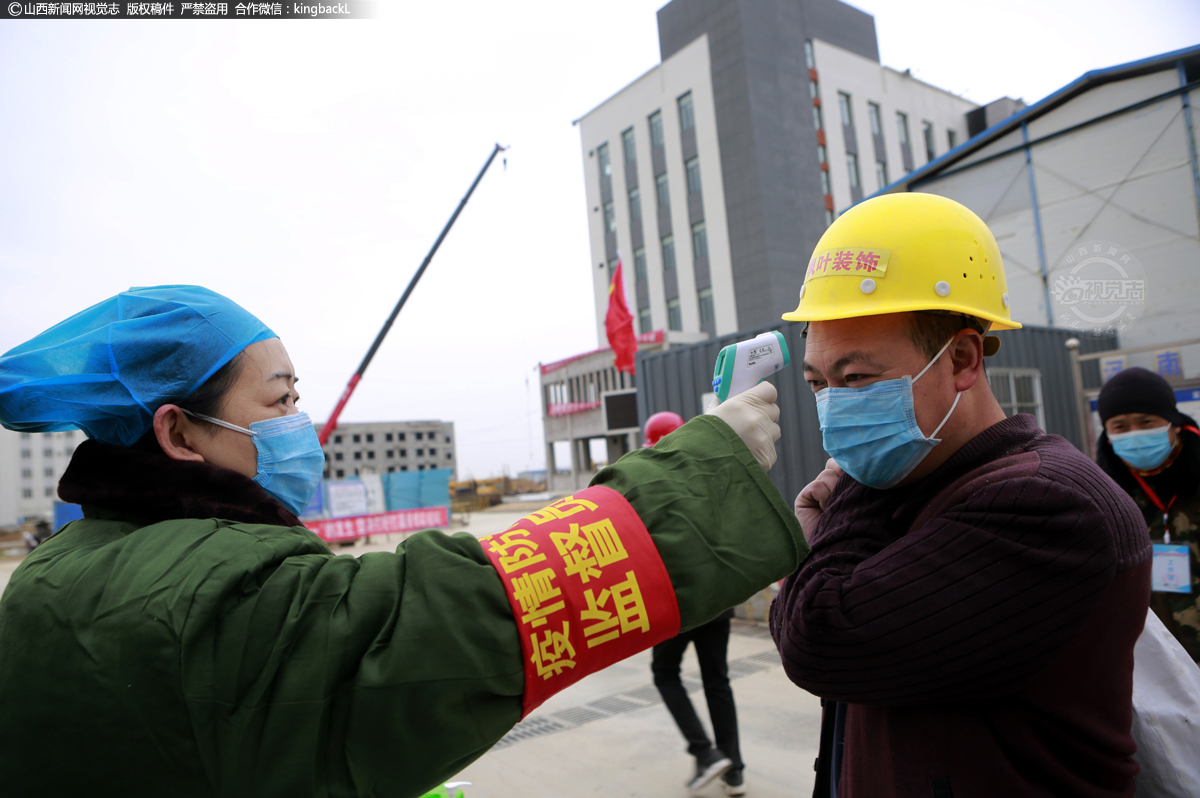      临汾市第三人民医院在新建工地设立疫情防控医疗室，派驻5名医护人员，在工地进口处轮流值班，负责检测每名进入工地人员身体状况和生产施工过程当中紧急医护救助。图为该院医护人员赵临琴在为进入工地施工人员检测体温。