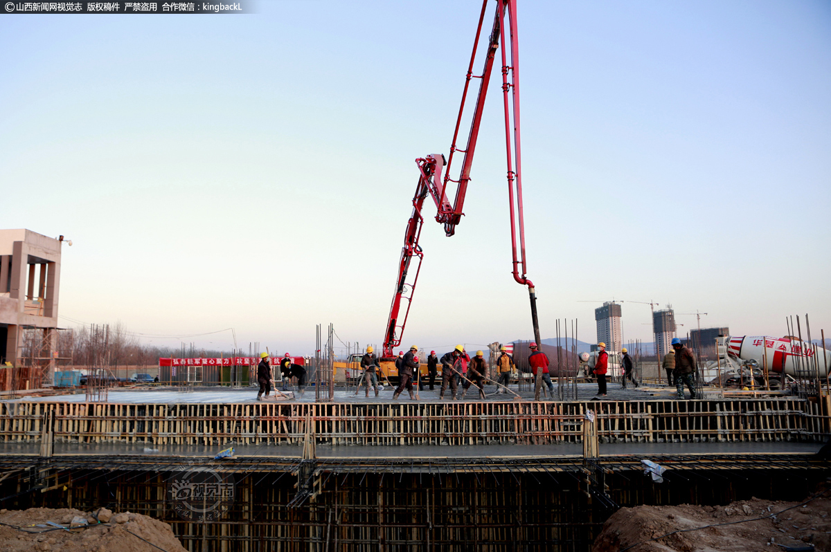      时间紧、任务重，施工单位和市住建局驻工地督导组工作人员，昼夜鏖战、争分夺秒，与时间赛跑，与疫情竞速，忘我付出，全力以赴，既保证了工程质量，又取得了飞跃进展。