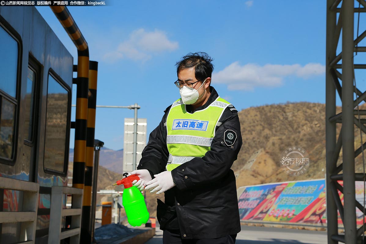      为了保证应急“绿色通道”畅通，确保医用物资、防疫物资及人员运输、鲜活农产品及必要的群众生产生活物资的运输不断。收费站全站进入封闭式管理，每天除了坚持定时消毒，人员管控也更加严格，岗亭保证出入口24小时值守。