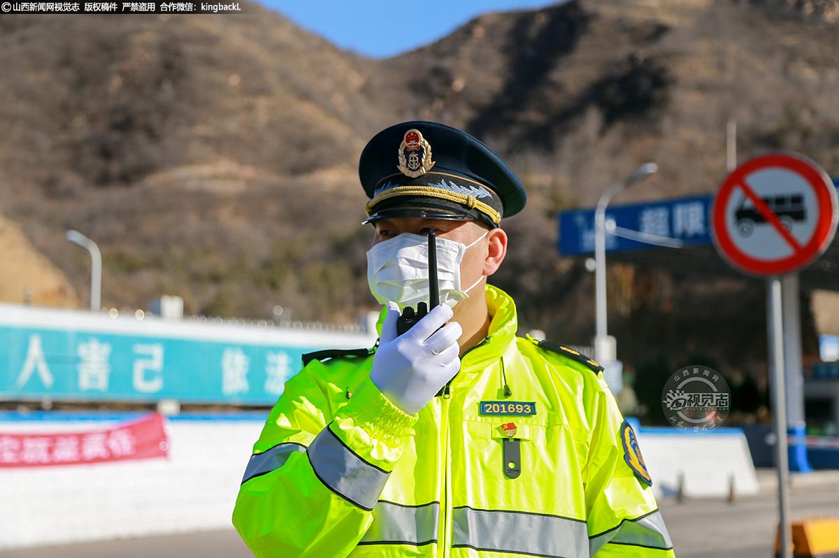      全站人员舍小家，为大家，放弃与家人团聚的时间值守在岗位，畅通了“绿色通道”，搭起了生命桥梁。