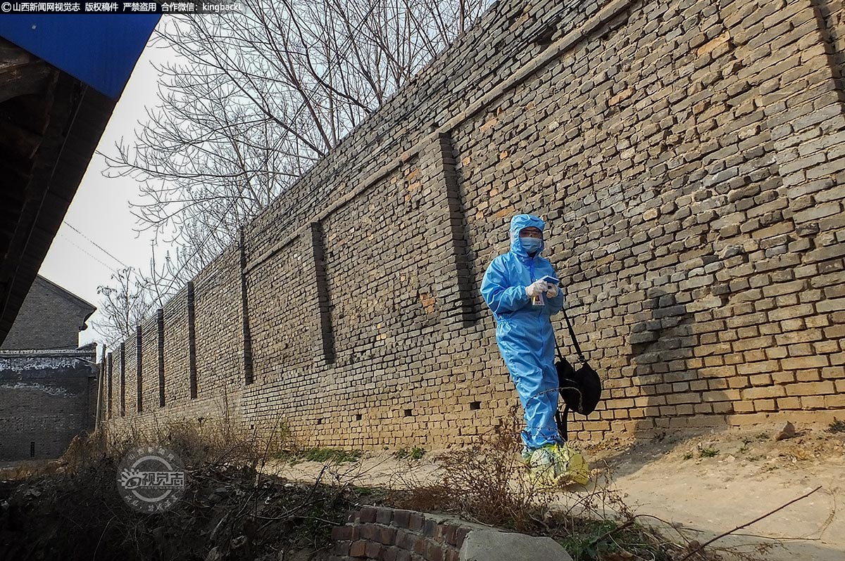      据她回忆，2月11日下午16时40分，丈夫接到电话命令，十分钟后便与同事李平、陈海英做为山西省第六批驰援湖北医疗队队员，紧急集结直飞湖北天门市第一人民医院。12日凌晨到达后，经过短暂培训便投入战“疫”。 图中，席慧琴准备步行前往社区，对一名与确诊病人密切接触人员进行医学监测。