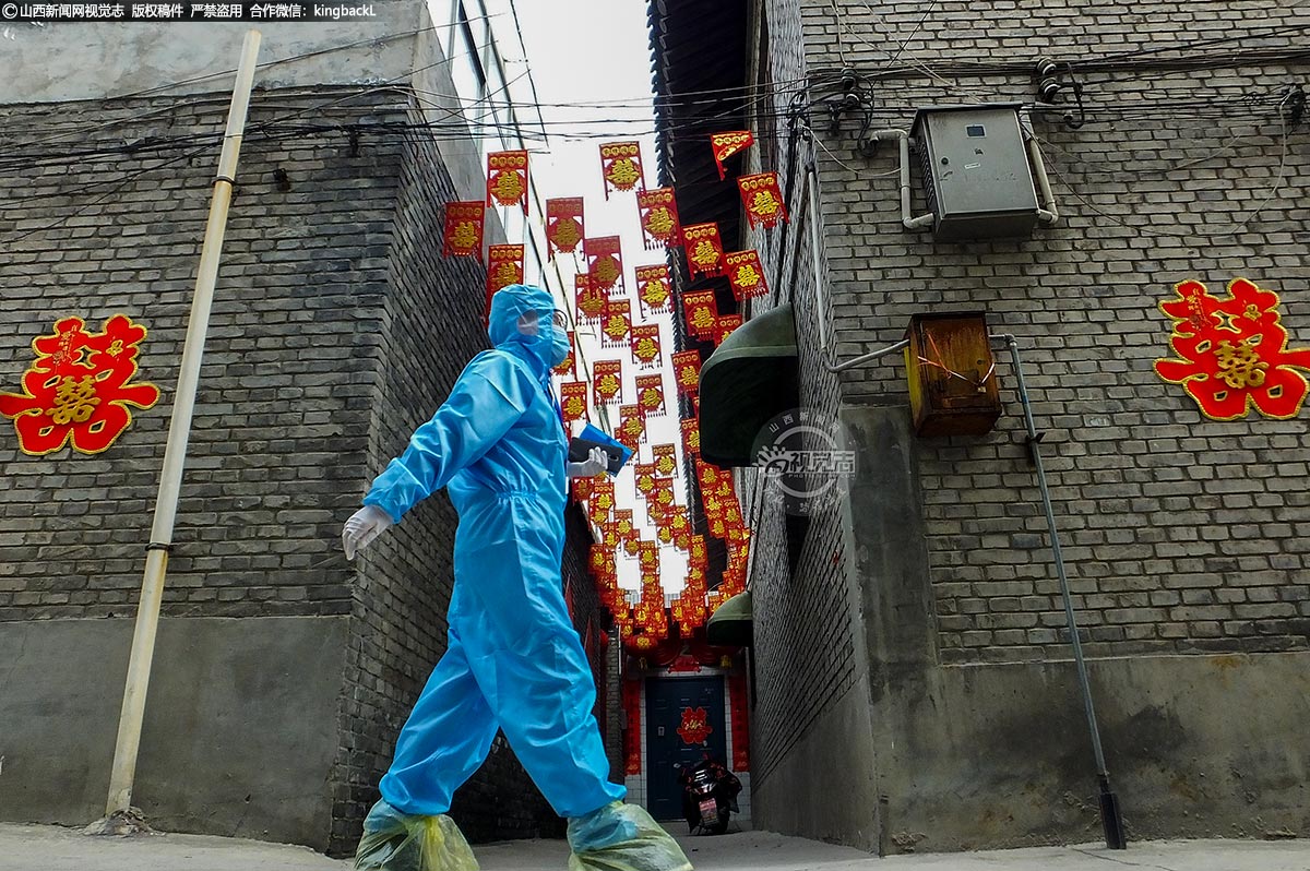      丈夫远在武汉一线奋战，而席慧琴在家乡自己的工作岗位上也进行着防疫和战斗。由于疫情紧急，2月22日，席慧琴在县里参加完战疫医学监测培训后，便立即投入到社区战“疫”中。

