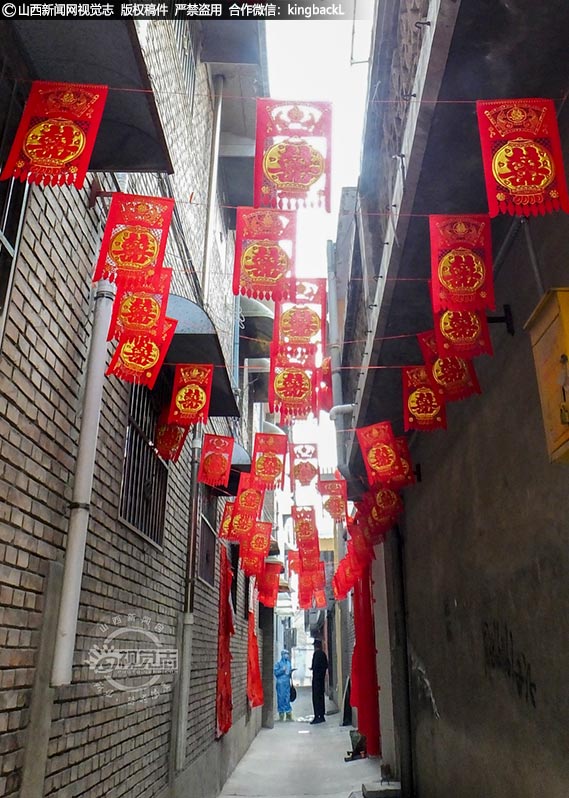      由于社区道路封闭，交通不便，席慧琴只能每天步行10多公里到各个密切接触者家中进行医学监测。每到一户，席慧琴都耐心指导如何进行个人防护及科学防疫。