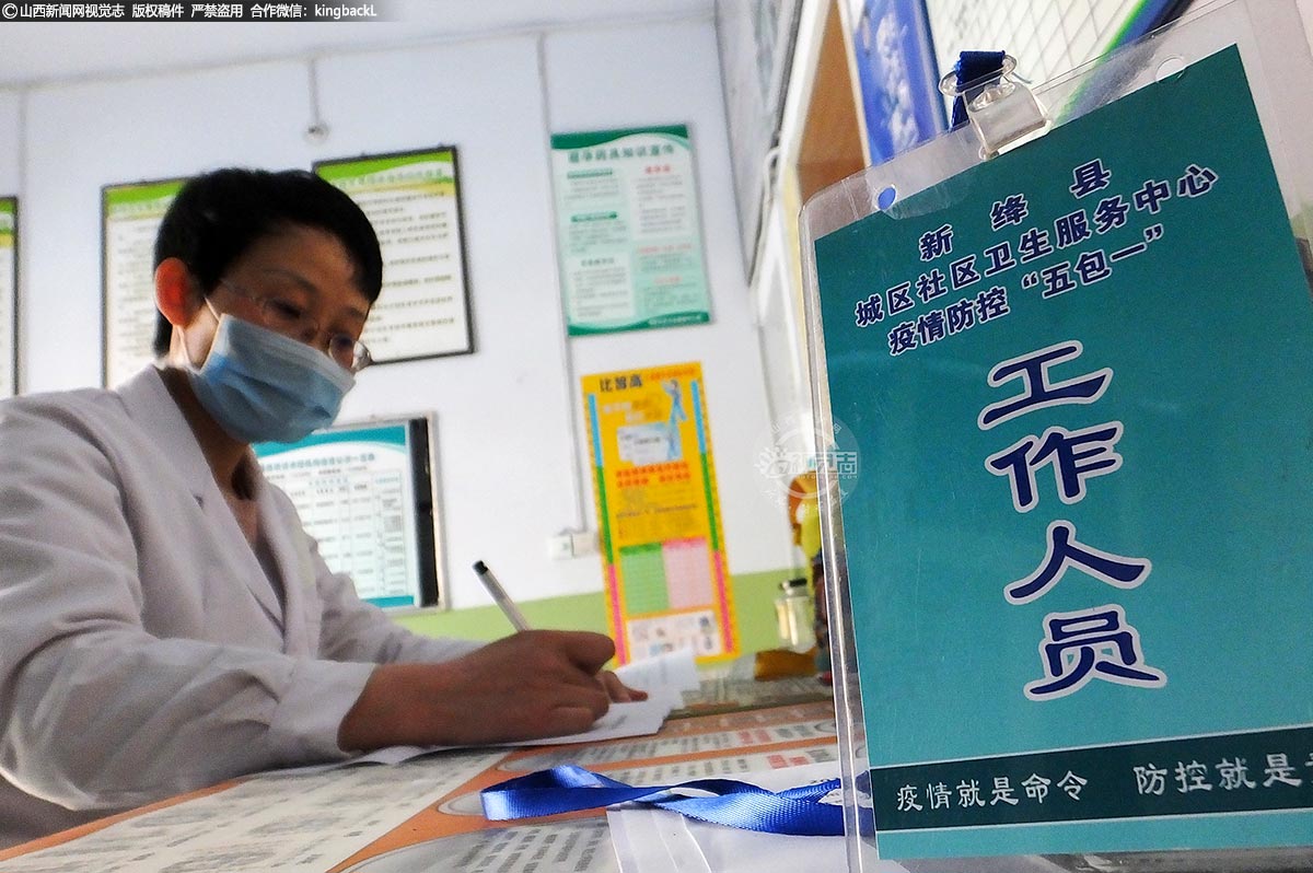      席慧琴每天还要回到工位填报当日医学监测统计报表。20多天来，早出晚归，不仅要对被监测人员进行全天候监控，适时监测他们的身体变化情况，还要照顾家里的老人和孩子。