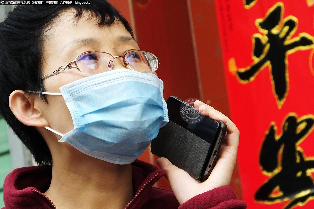      席慧琴的手机坚持24小时开机，手机成为她和医学监测对象及社区居民战疫情、保健康的千里眼和顺风耳。图中，席慧琴正在回复社区一名居家隔离病人的咨询。