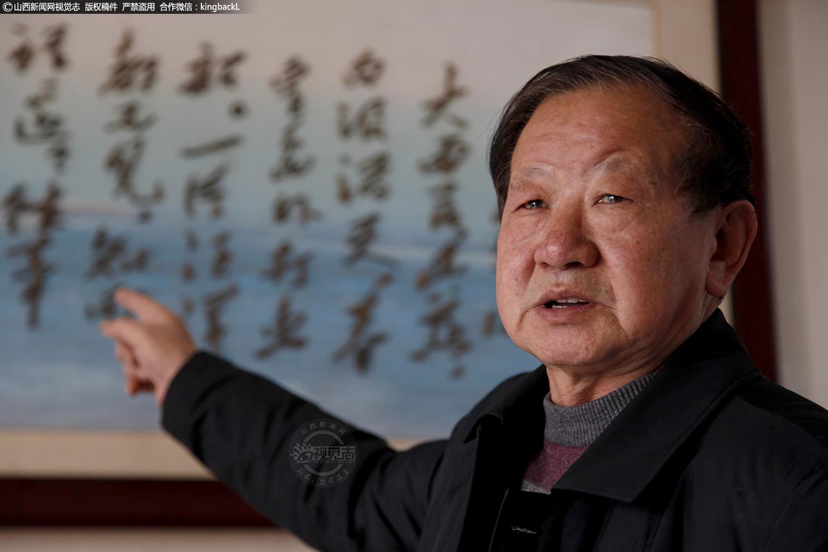      王宪生，68岁，是山西省垣曲县一名普普通通的退休干部，10年前，他提前退休回到家乡历山镇望仙村，整天在山里寻找树根，然后拿回家里鼓捣，大家都想不出来他用这些树根要做什么，却没想到王宪生用这些不起眼的树根，做出了令人惊艳的书法作品，并逐渐形成自己的风格。（■本期摄影：谢东旭 文军红）