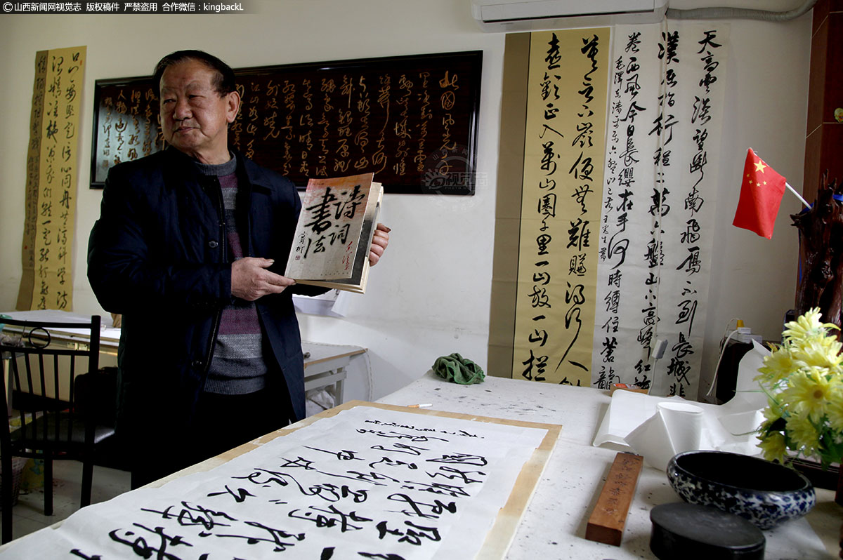      老王家里挂着他许多的作品。前几年没有人知道垣曲有个王宪生，用树根做书法作品。后来，因为他是县书法家协会会员，带着作品参加了几次展览后，不少人开始渐渐慕名来他家里看他的根艺书法。过去养在深闺未识的根艺书法，才被大家熟知。三年时间内他的作品就有三十多件被人收藏，平均每件价格在两千元左右。