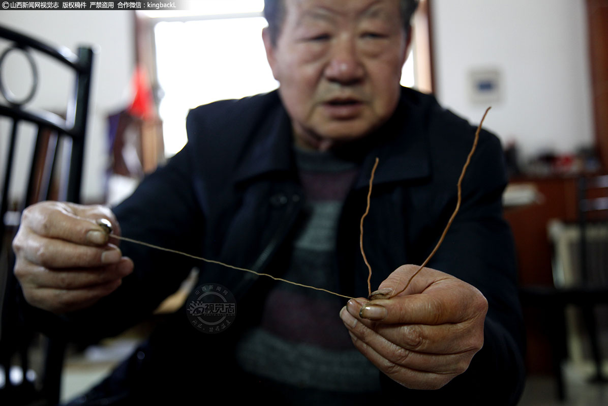      老王介绍，要让根艺书法更加有笔风，就需要作出不同的形状和粗细的变化，来体现书法，使其意味更加浓郁，大小粗细不同的各种树根更能体现书法中的笔画，像这样细的树根，在作品中起着不可替代的作用。