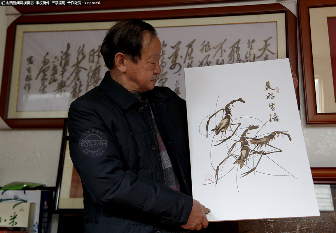      经常做书法作品的老王，并不满足制作根艺书法，觉得这样有点单调，他也尝试着做一些根艺绘画作品，这幅齐白石的虾，就是他用核桃木根和柞木根做出来的，远远看上去，仿佛就是画出来的一样。