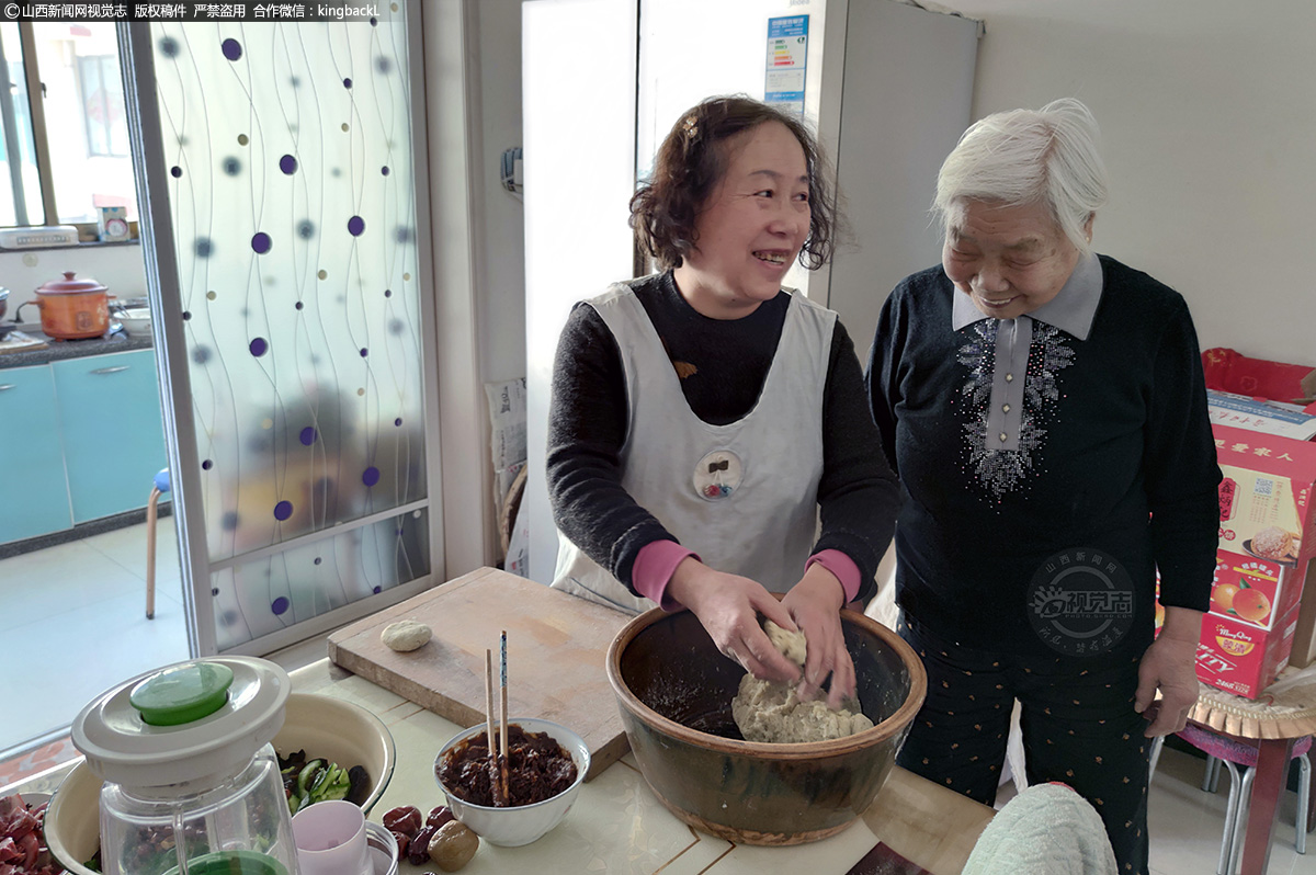      “我家老头年纪大了，但是我不能给他丢人，我替他交上抗疫情特殊党费。”渠锦瑞的老伴刘桂芳老人代渠老将2000元特殊党费交到工作人员手中，她说：“作为军人的家属，我们时刻与国家站在一起。”图为她与儿媳妇一起准备午饭。