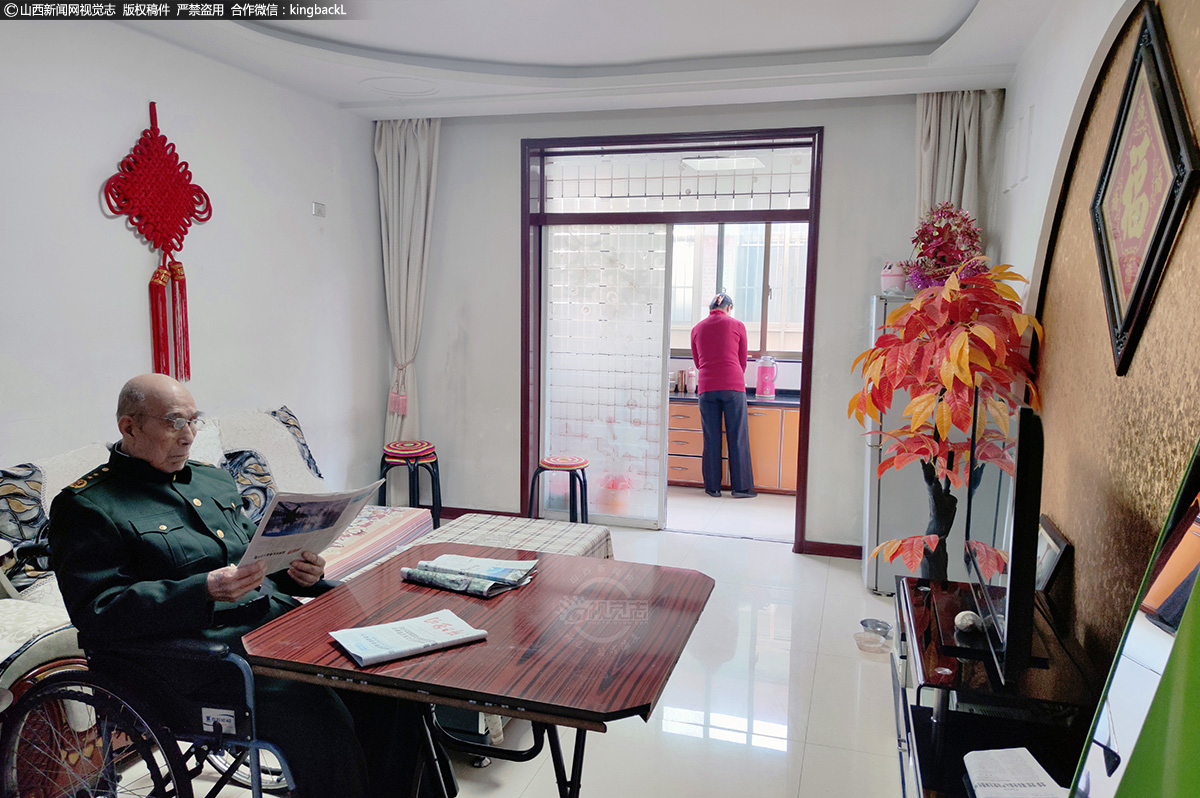      94岁的老八路王福宁因骨折卧床不起，女儿代其向支部捐了500元特殊党费。老人有4个子女，3个在外地工作生活，平时主要靠小女儿和保姆照料，即使骨折了，老人也每天坚持读报，特别是军报、党报。