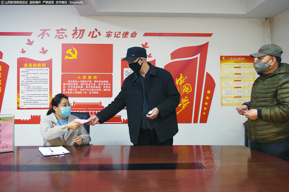      在军休所小区居住的军队退休干部张维根、退休士官王宝宁，先后来到党支部交纳特殊党费。大家都在根据自身情况，略尽绵薄之力，80岁的张维根向支部捐款500元，家庭相对困难的病休士官王保宁捐款200元特殊党费。