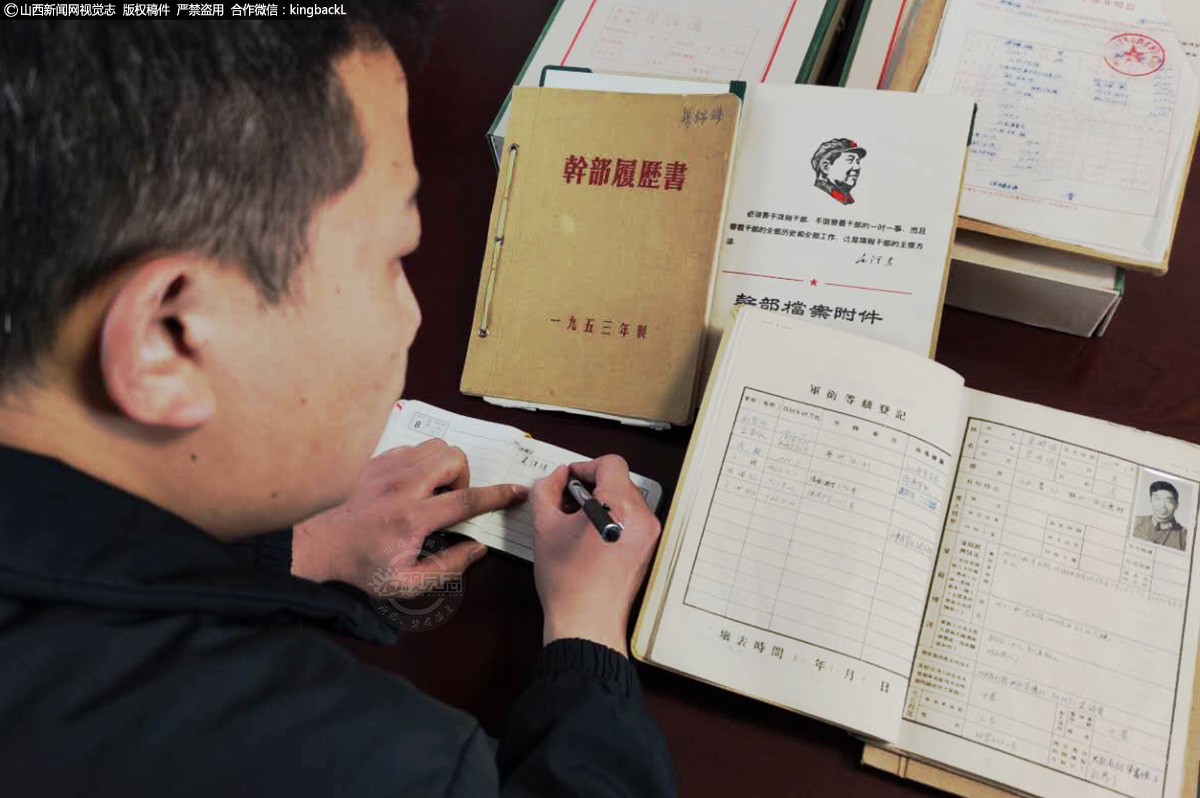      军休所工作人员孔祥文在查阅老八路渠锦瑞档案资料，加班整理他们的事迹材料。工作人员们被军休干部、士官们踊跃上交特殊党费抗疫情的精神所感动，他们有的人昔日征战沙场，有的人因病退伍，但无论何时，他们都是这个国家的军人，无论何地，他们都有着那颗滚烫赤诚的心。