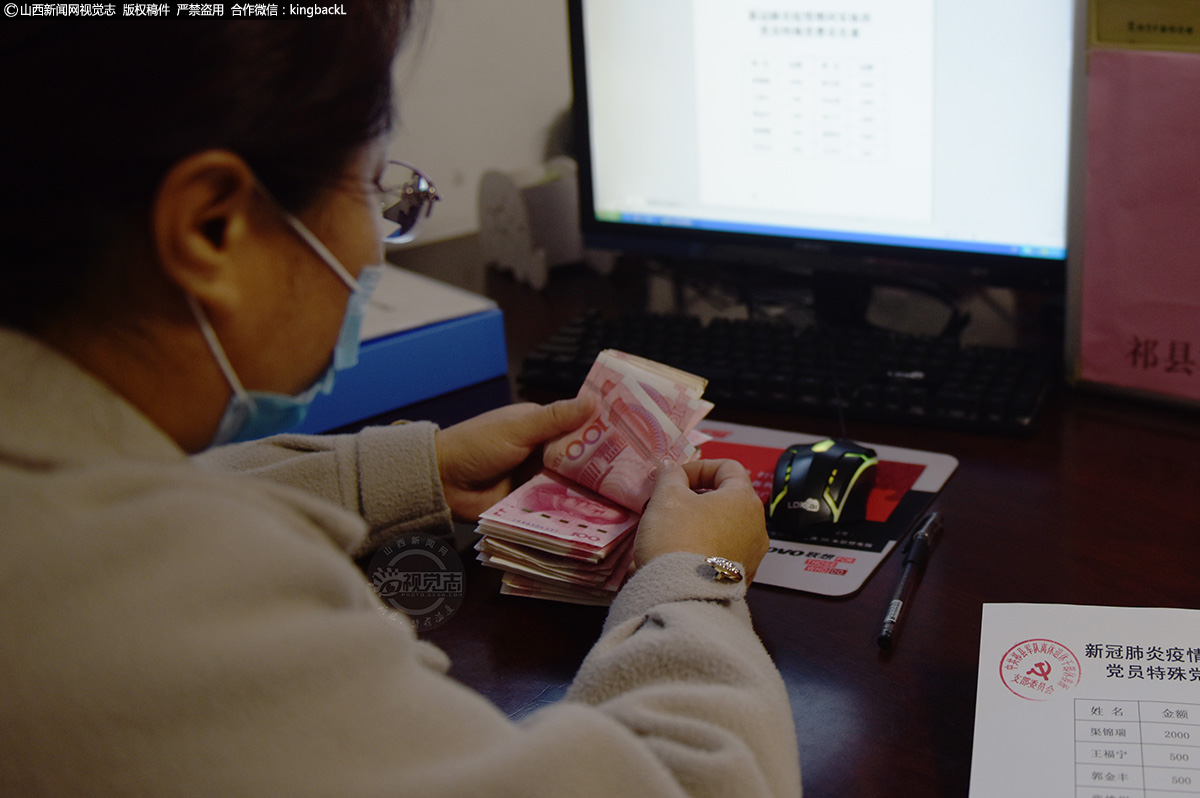      3月3日，一份捐款倡议书在祁县军休党员干部学习群里发出，立刻得到大家的积极响应，全所10名军休干部、士官立刻询问捐款的方式，十分踊跃。大家都根据自身情况，共向党支部捐特殊党费9000元。他们纷纷表示，“年轻的时候我们能在战场检验党性，如今年纪大了，在这没有硝烟的战斗中，我们不能冲锋陷阵，只能用这种方式，尽我们的绵薄之力，一起抗击疫情。”（■山西新闻网特约摄影师：蒋杰）