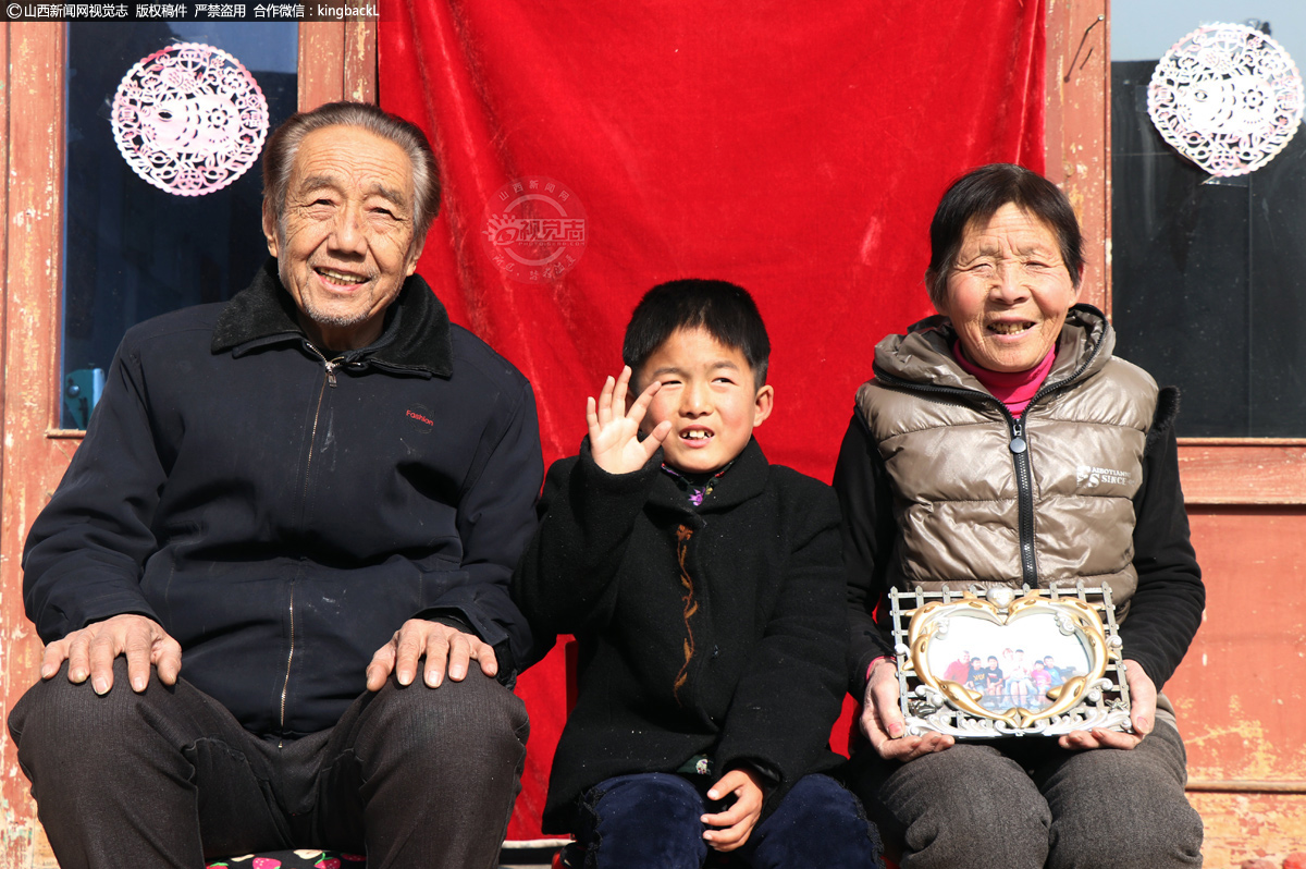      党福靖是柳江全、张淑霞夫妇收养的第三个孩子。2020年，是党福靖在这个家里度过的第四个年头。柳江全夫妇刚把福靖抱回家时，孩子都已经八岁，但因患有肌无力病症，只能依靠轮椅出行。四年来，柳江全、张淑霞夫妇坚持轮流带着孩子锻炼康复，还让自己的亲生子女每半个月从城里购买一次营养品用于小福靖的身体调养，功夫不负有心人，现如今的小福靖已经行走自如，并且咿咿呀呀开始学会叫爷爷奶奶。
