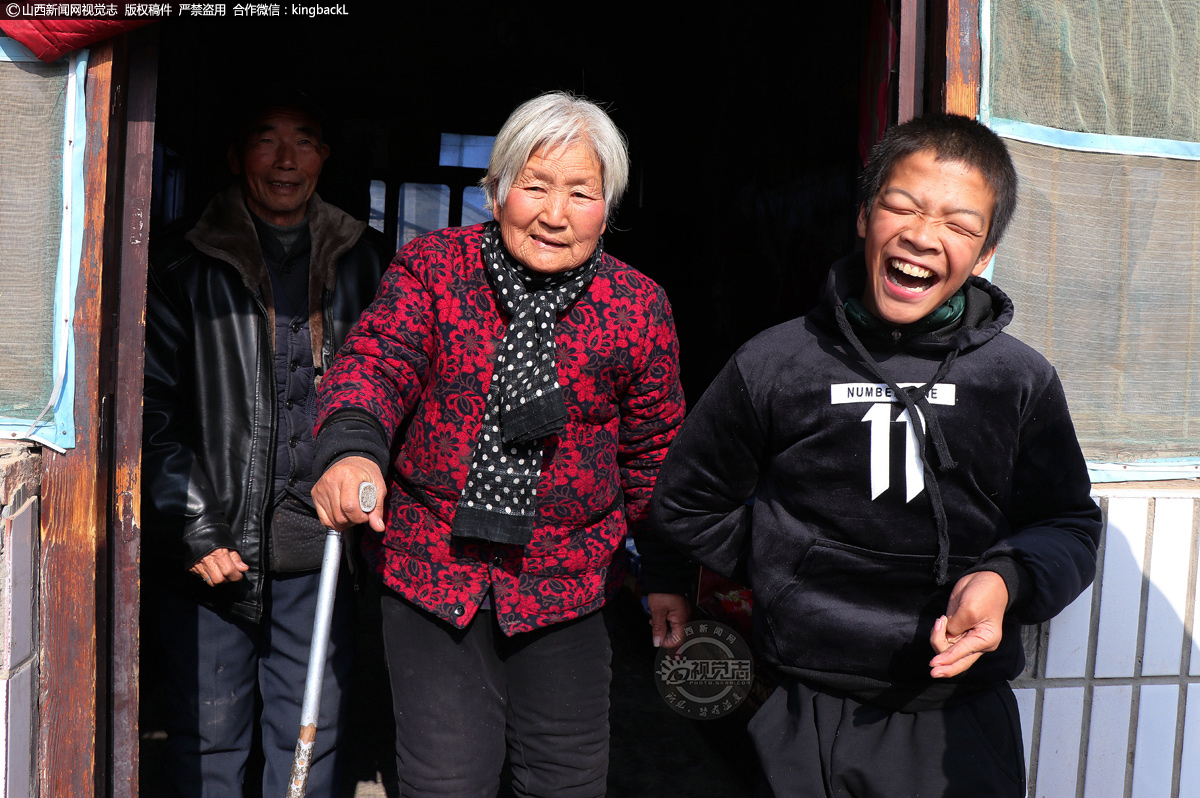      临别之际，晓寒坚持要自己送摄影师出家门，懂事、开朗的党晓寒感染了一行人，他身上坚韧不拔、顽强的性格更是激励着众人。“我长大了想去学习画画，成为一名画家……”党晓寒站在门口笑着说。王尔德曾说道：“吾辈皆身处沟渠之中，然其必有仰望星空者也”。深冬的临猗虽是寒风烈烈，确有一股温暖而火热的感觉在我们心头升起。