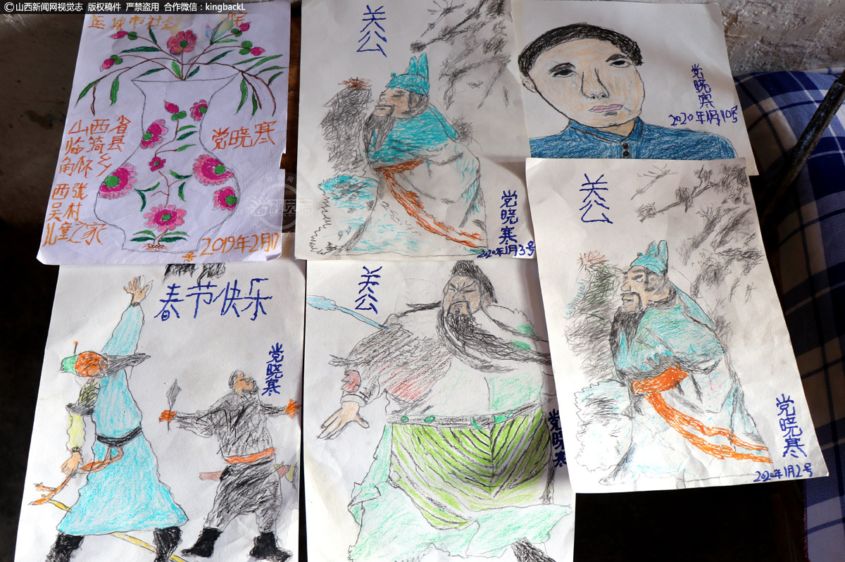      每天的练习已经让晓寒攒了百余幅画，吴振清介绍，晓寒学画画没有经过学习，都是看啥画啥，后来村里的叔叔伯伯就把自己家孩子用过的教材拿给晓寒学习，临猗县青年志愿者协会的张晓还定期购买一些画纸、画笔给晓寒带来。作为回报，逢年过节时，晓寒会让爷爷挑选出画的好的作品，赠送给帮助过他的村民们。
