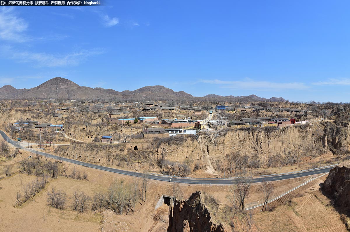      南白乡清水沟村位于原平市东山丘陵区，土地贫瘠，农业生产条件非常艰苦。该村历来以农业收入为主，其中主要依靠种植玉米、小杂粮等作物，以及近年来发展起来的干鲜果品。(■山西新闻网特约摄影师：赵江华)
