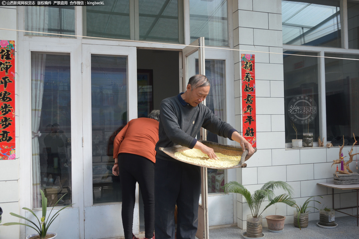      赵师傅和老伴儿都是爱干净的人，不论是屋里，还是院子里都收拾的整齐干净。在生活中赵师傅也是任劳任怨，在做根雕的同时，家务活也从未落下。