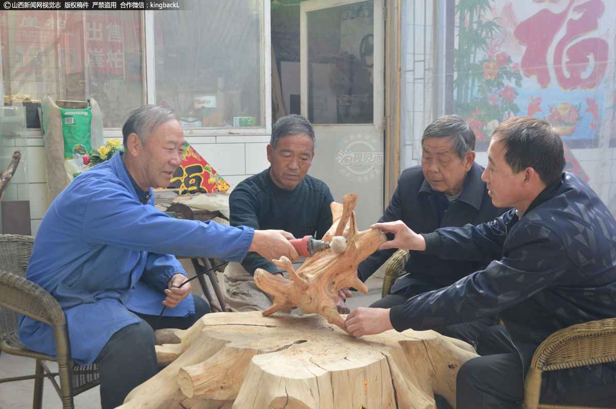      制作根雕作品主要在于灵感和发现。发现好的原材料，首先要在大脑里形成一个构思图，有时灵感并不是马上就能来，灵感一来就立刻截取、扒皮、雕刻，这个过程不能有丝毫马虎。从树根到根雕是既简单又复杂——简单到从土里刨出来就接近一个成品，复杂到放在那里多日仍然不知该如何下手。做根雕表面上是靠想象力，实际上要靠心境，要能读得懂每一个根结的故事，才能做出富有内涵和生命力的根雕。图为赵师傅在给农户讲解根雕打磨的细节。