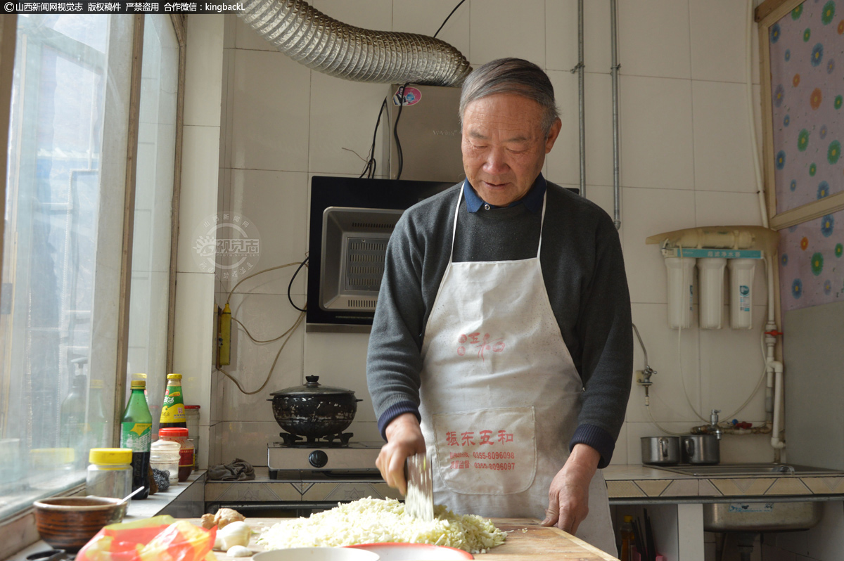      平时家里就赵师傅和老伴儿两个人，赵师傅除了在根雕这方面多才多艺上，在生活上也是个多才多艺的能手，他经常下厨房给自己和老伴做一些家常美食。