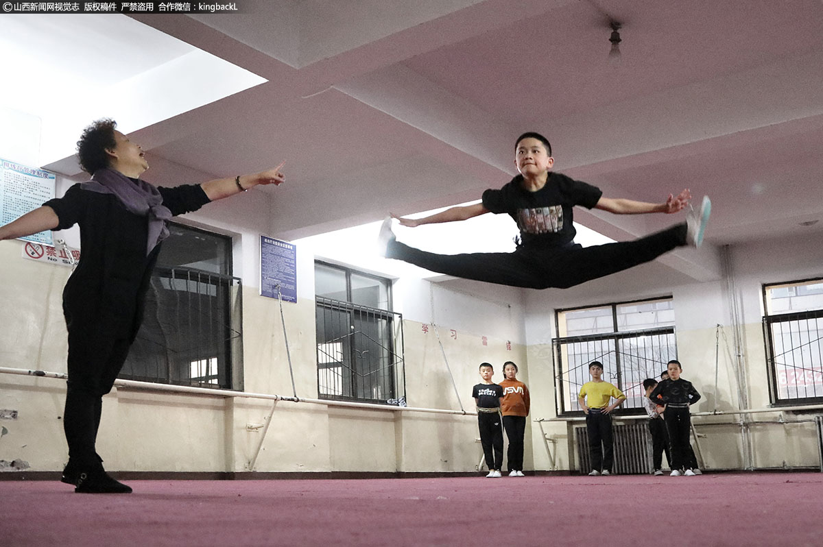      “空中横飞燕”这是师伟业同学在老师指点下做出的动作，有了前期的开叉，才有了现在的“飞燕”。老师要耐心的去培养每一个学生，引导孩子热爱戏曲，发挥每一个孩子的主观能动性，逐渐发现孩子的特长，定向培养，武生在戏行比其他行更要吃苦。