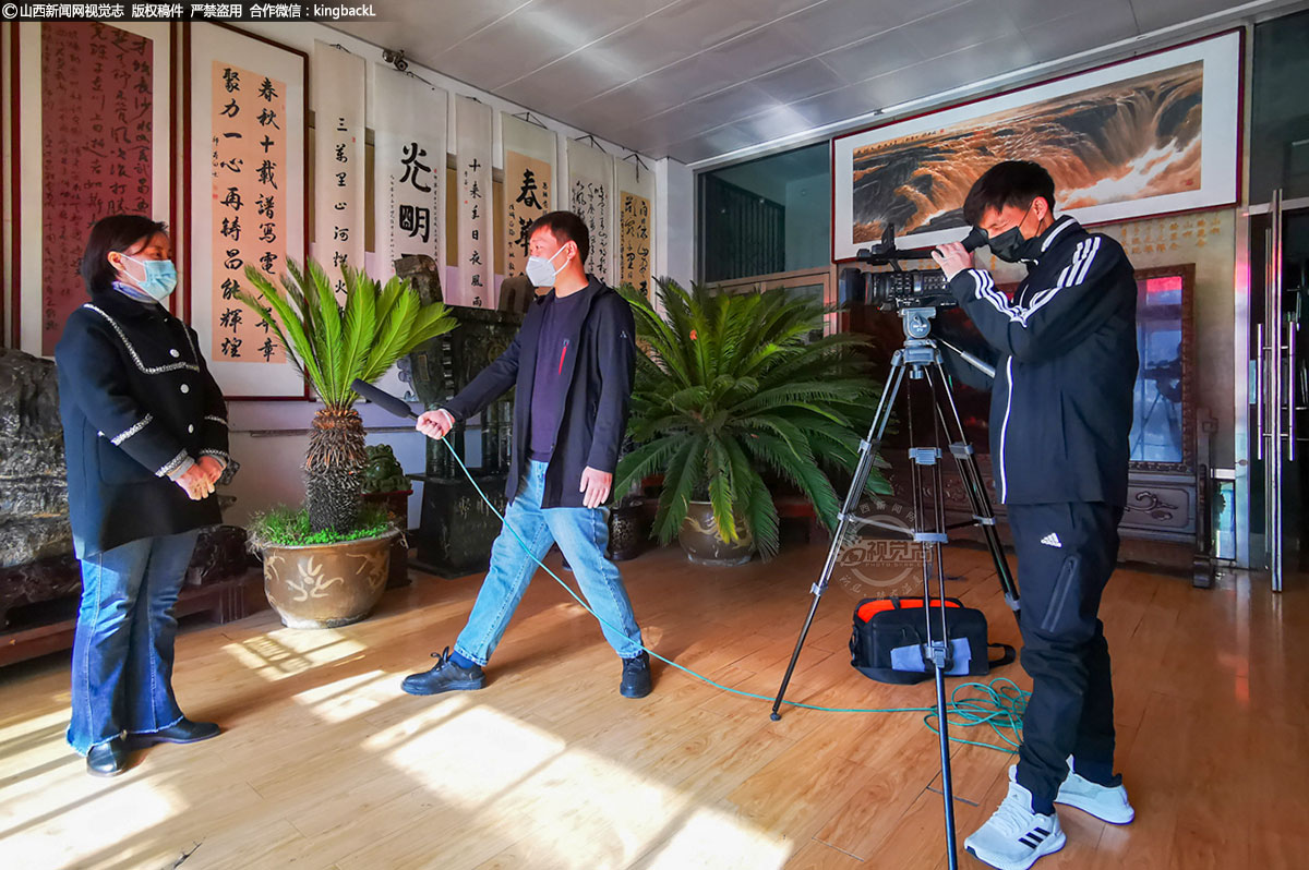     疫情防控期间，当地电视台等新闻单位的工作者在疫情防控工作中不畏艰险、冲锋在先、战斗在前，坚守政治品格和职业精神。