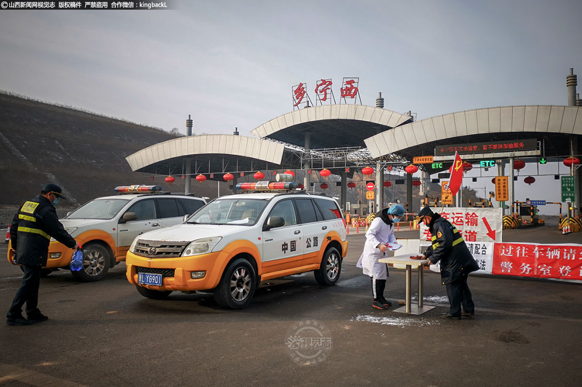      在乡宁西高速路口疫情检测点，医疗卫生、交警联合执法，对过往车辆进行登记排查。24小时对高速进出口开展联合疫情防控，对来往乡宁县境内的车辆、人员进行体温检测、登记，并开展疫情防控知识宣传，全力以赴阻击疫情。
