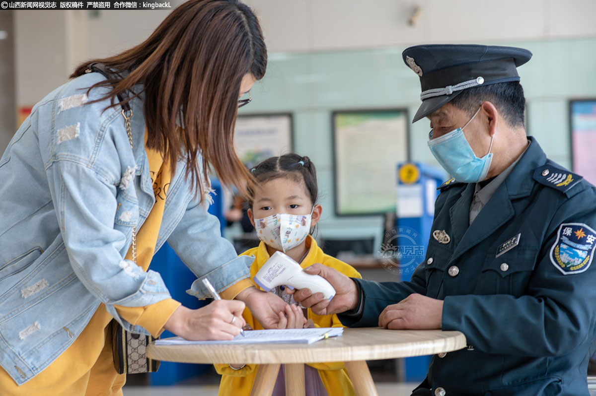       新型冠状病毒疫情发生以来，当地银行对营业场所及用品用具进行全面消毒处理，合理安排营业网点和窗口，加强营业人员及客户的防控措施，保障广大客户金融服务需求。图中，乡宁县建设银行工作人员为进入大厅的市民测量体温。