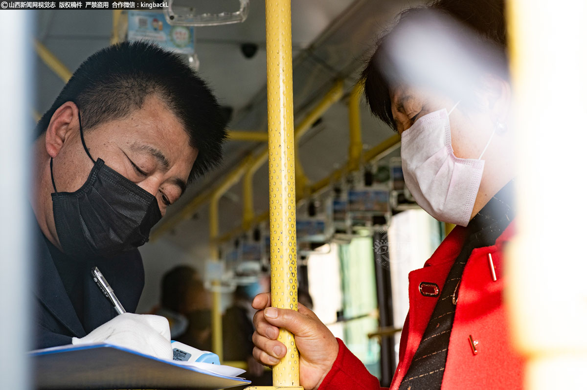      疫情防控期间，当地公共交通坚持实名登记乘车和体温监测，对发现的体温异常乘客，按照防传染防扩散要求，迅速向各区防控指挥部处置报告，开展联防联控。