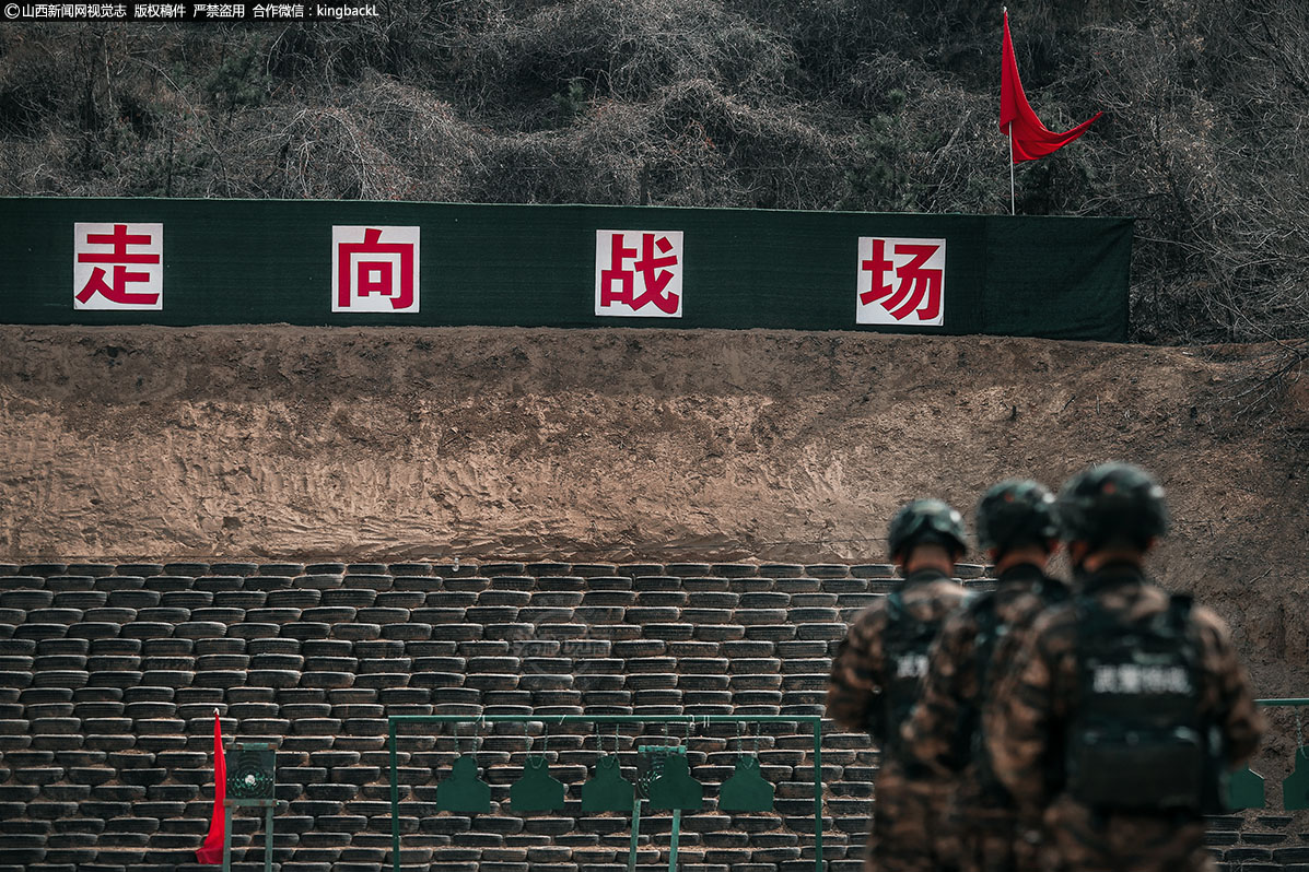      特战队员们走向训练场，即将开始一场实战演练。他们作为军队中一个非常规兵种，一直以来都与其他兵种不同，甚至你根本不知道他们什么时候出现，并且完成了什么样的任务。