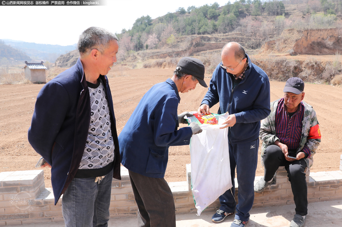      在面对面解决群众困难的实践中，张宏才把共产党员先进性体现在结对帮扶工作的每一个环节，每一个角落，坚持帮扶对象关心什么，期盼什么，就脚踏实地地干；他们缺什么，愁什么，就倾其所能地帮；他们反对什么、不满意什么，就真心实意地反映，改正。踏踏实实，勤勤恳恳，得到了帮扶对象的赞誉和好评。