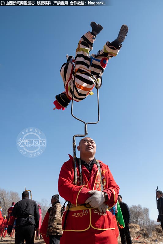      《闹社火的人们》，“社火”是农村地区用来庆祝节日及重大事件的一种娱乐活动，更是多种艺术文化长期发展的产物，它是上一代人记忆最深处的回忆，现如今，随着社会的不断发展以及农村人口不断流失，很多村庄也没有组织这些庆典活动了，小孩子、年轻人更愿意躲在房间里面玩手机。