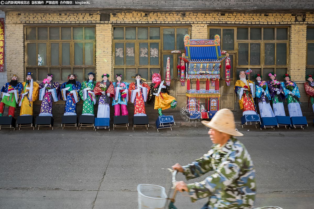      《纸扎店》，纸扎艺术，渊源于古代民间宗教活动。是以纸为主要材料，将扎制、裱糊、彩绘和剪纸、泥塑等技艺融为一体的，为满足民众宗教信仰、精神需要的一门独特的民间手工技艺。
